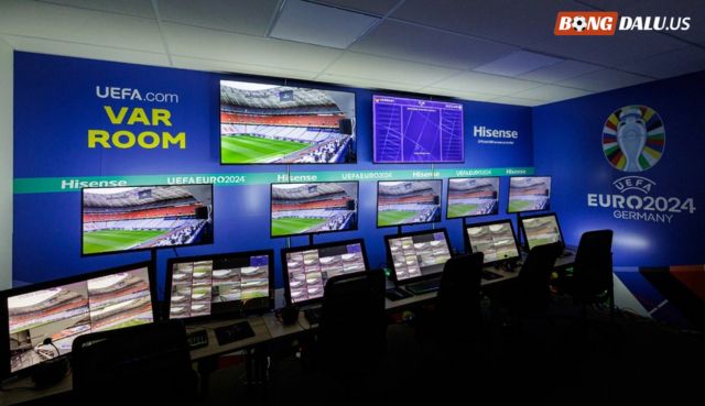 VAR trong bóng đá là gì? Tìm hiểu luật và nguyên tắc hoạt động